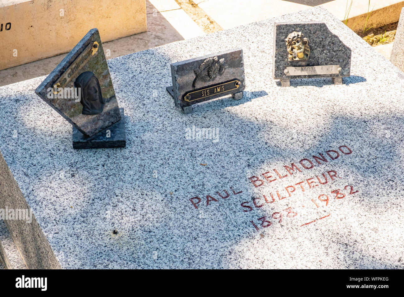 France, Paris, cimetière Montparnasse, tombe de Paul Belmondo Photo Stock -  Alamy