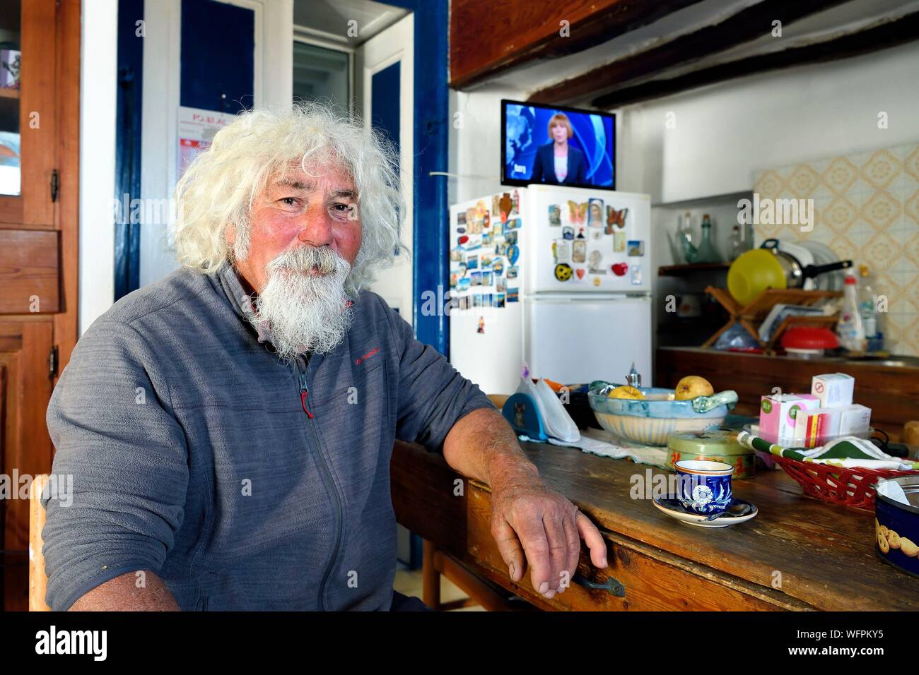 Italie, Sicile, Îles Éoliennes, classé au Patrimoine Mondial de l'UNESCO, l'île de Stromboli, le pêcheur Gaetano Cusolito dans la cuisine de son frère Banque D'Images