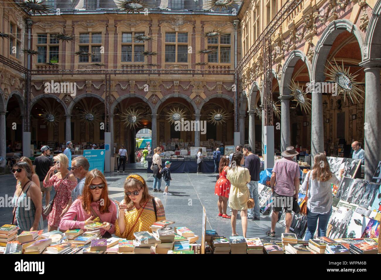 France, Nord, Lille, vieille bourse, les touristes à la recherche de livres de libraires Banque D'Images