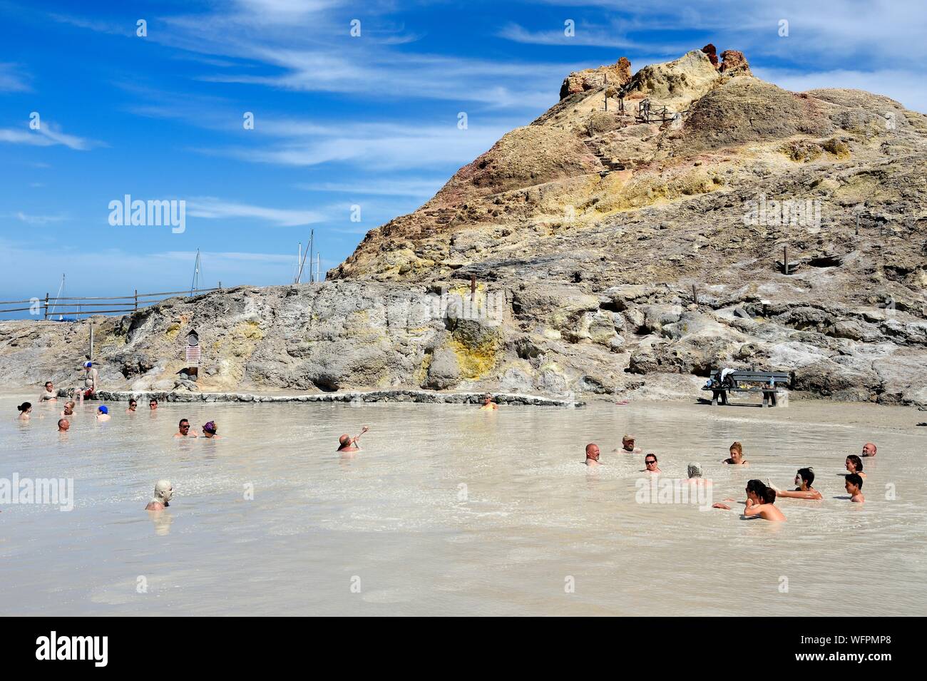 Italie, Sicile, Îles Éoliennes, classé au Patrimoine Mondial de l'UNESCO, l'île de Vulcano, bains de boue sulfureuse sur la côte Banque D'Images