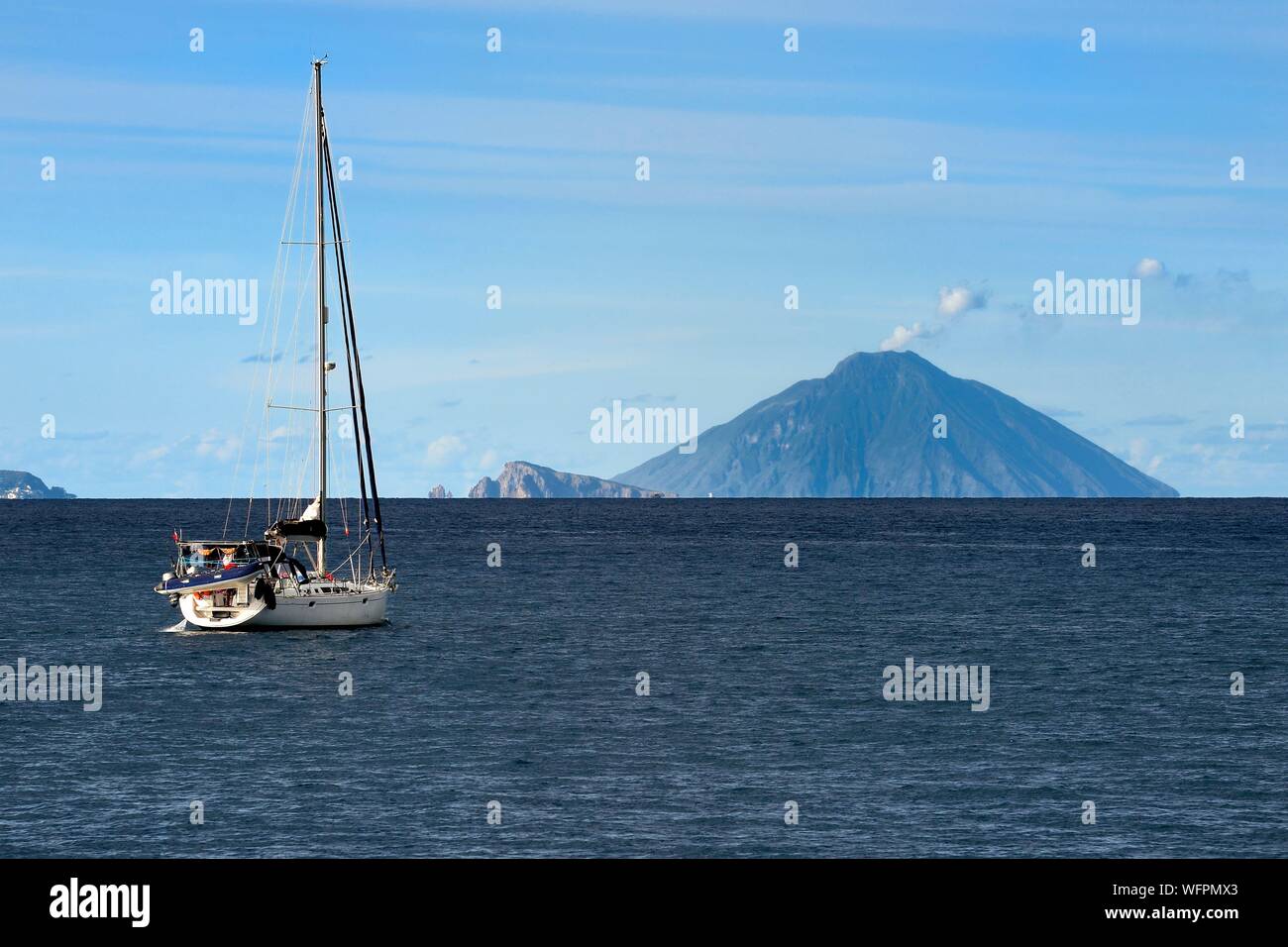 Italie, Sicile, Îles Éoliennes, inscrite au Patrimoine Mondial de l'UNESCO, ferry reliant les îles, voilier naviguant à l''île de Panarea dans le centre et le volcan Stromboli dans l'arrière-plan Banque D'Images