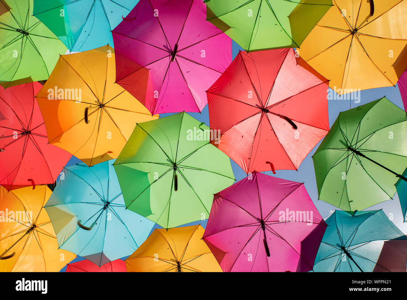 Rue avec parasols colorés à Agueda, Aveiro - Portugal Banque D'Images