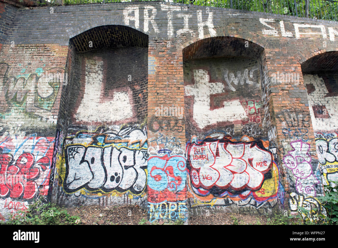 Des graffitis sur des talus en brique, parc à pied, une ancienne ligne de chemin de fer maintenant une réserve naturelle urbaine, Département du Nord-Ouest Banque D'Images