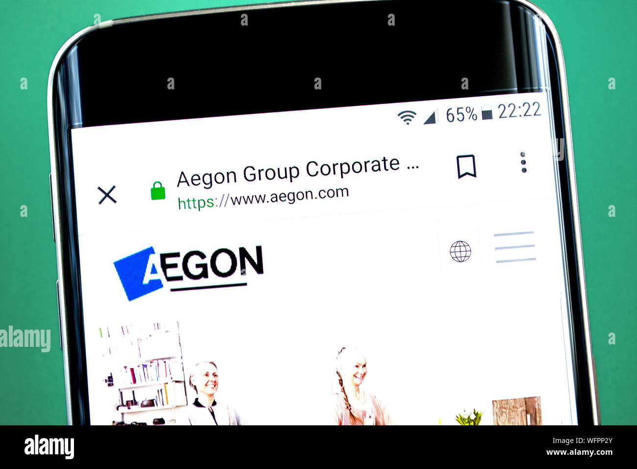 Berdiansk, Ukraine - 1 juillet 2019 : rédaction d'illustration d'Aegon accueil du site. Logo Aegon visible sur l'écran du téléphone. Banque D'Images