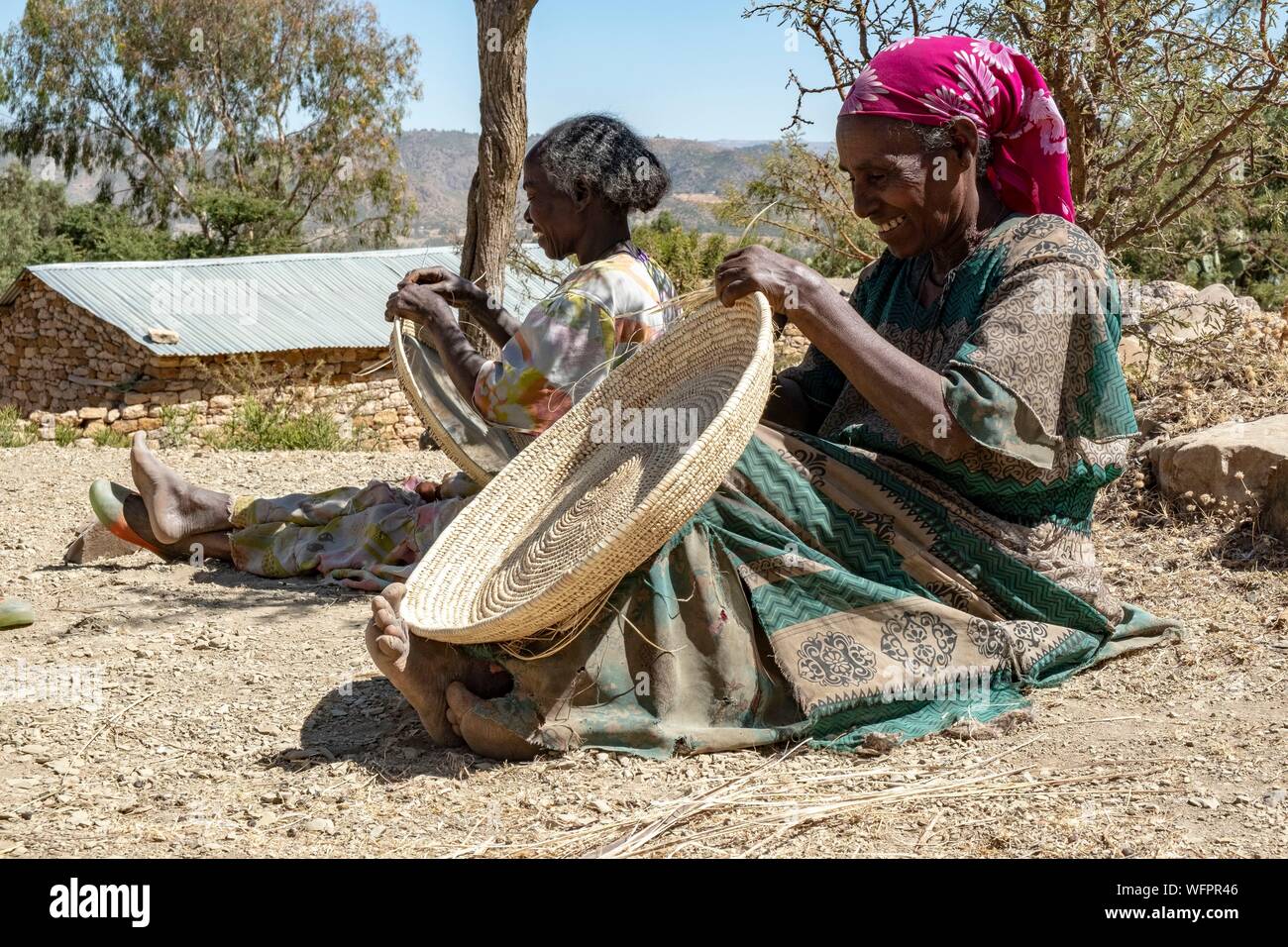 L'Éthiopie, l'Etat régional du Tigré, Gheralta, gamme women making certains paniers Banque D'Images