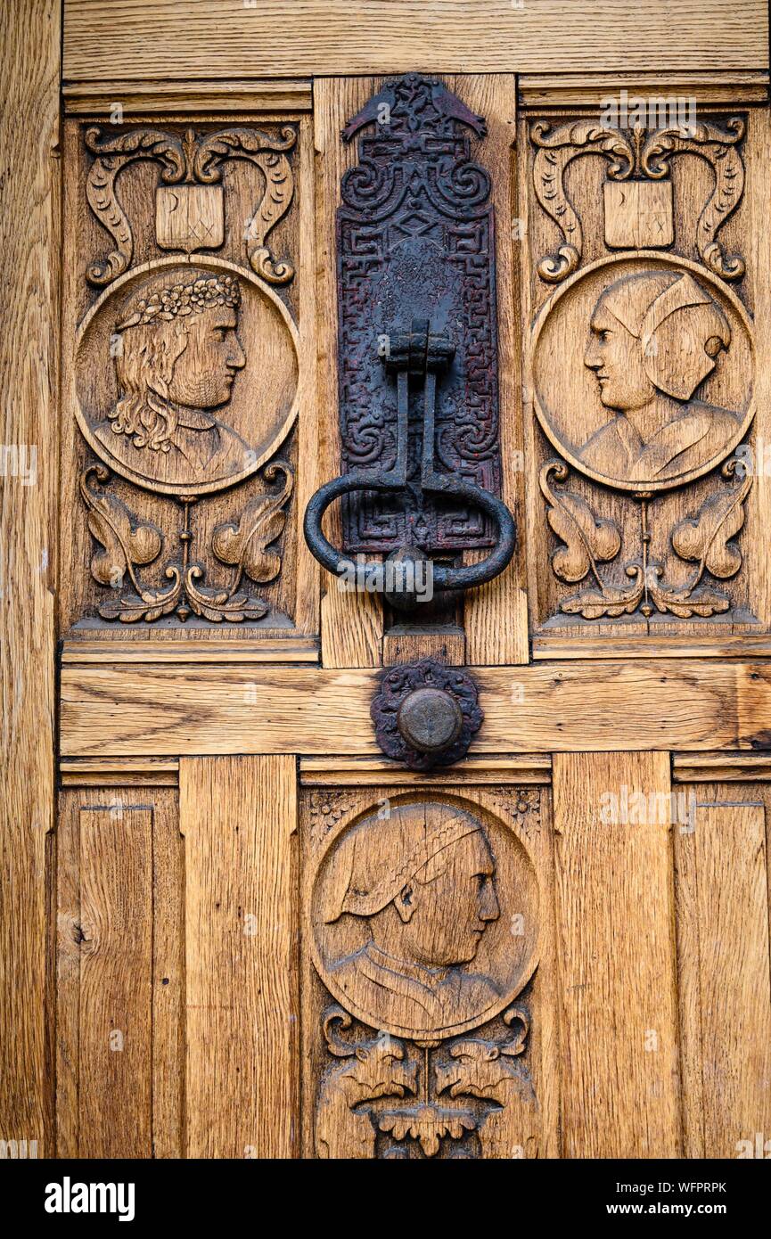 France, Seine-et-Marne, Barbizon, parc naturel régional du Gâtinais, sculpté en bois porte d'entrée et knocker Banque D'Images