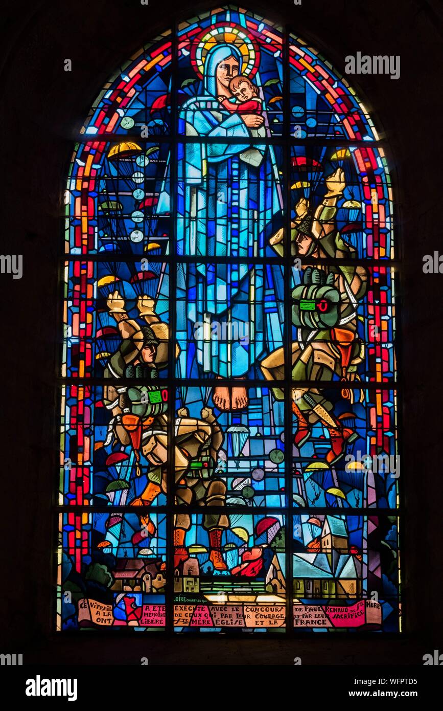 France, Manche, Cotentin, Sainte Mère Eglise, le vitrail montrant la Vierge Marie entourée de parachutistes au mémoire de jour j Banque D'Images