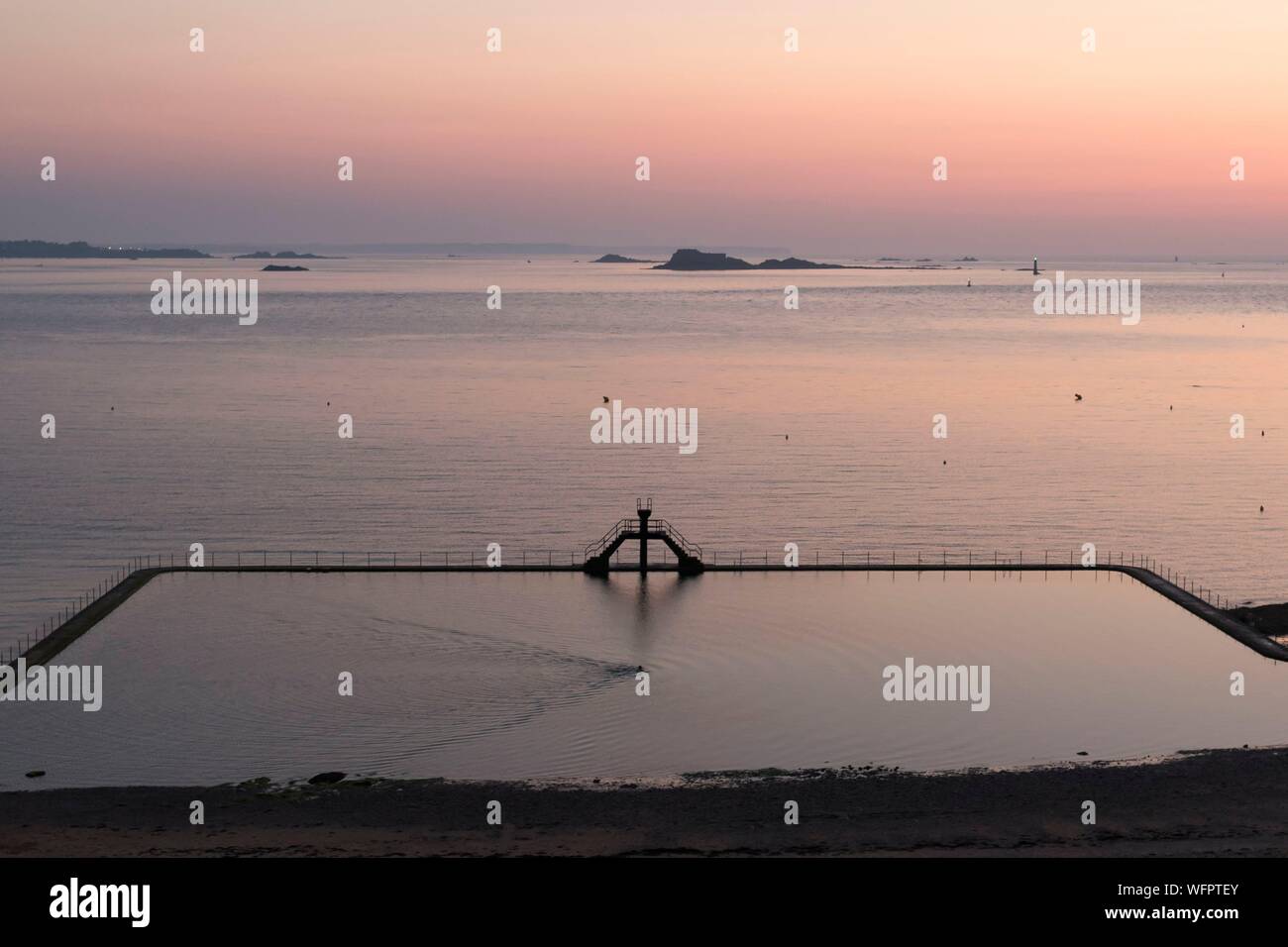 La France, de l'Ille et Vilaine, Saint Malo, la plage de Bon Secours, plongeoir et piscine d'eau de mer au coucher du soleil Banque D'Images