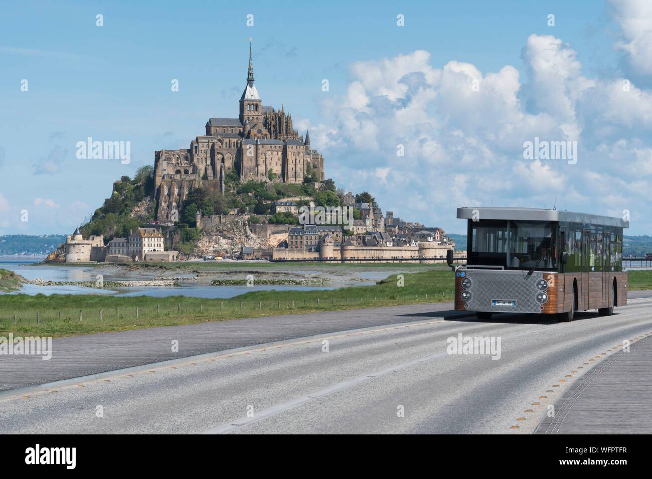 France, Manche, Mont Saint Michel, navette passagers et Baie du Mont