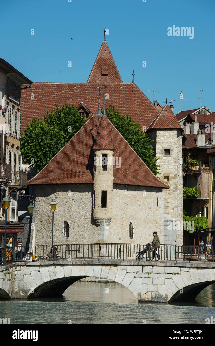 France, Haute Savoie, Annecy, le canal du Thiou deversoir du lac, le pont Perrière et le palais de l'isle, vieilles prisons Banque D'Images