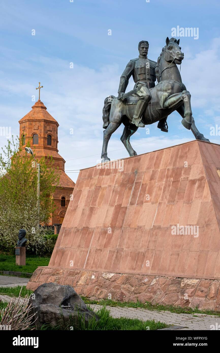 L'Arménie, de la Région de Chirak, Gyumri, arrondissement historique ou Kumayri, le général Andranik statue, héros national et Surp Nahatakac (Cathédrale Cathédrale des Saints Martyrs) Banque D'Images