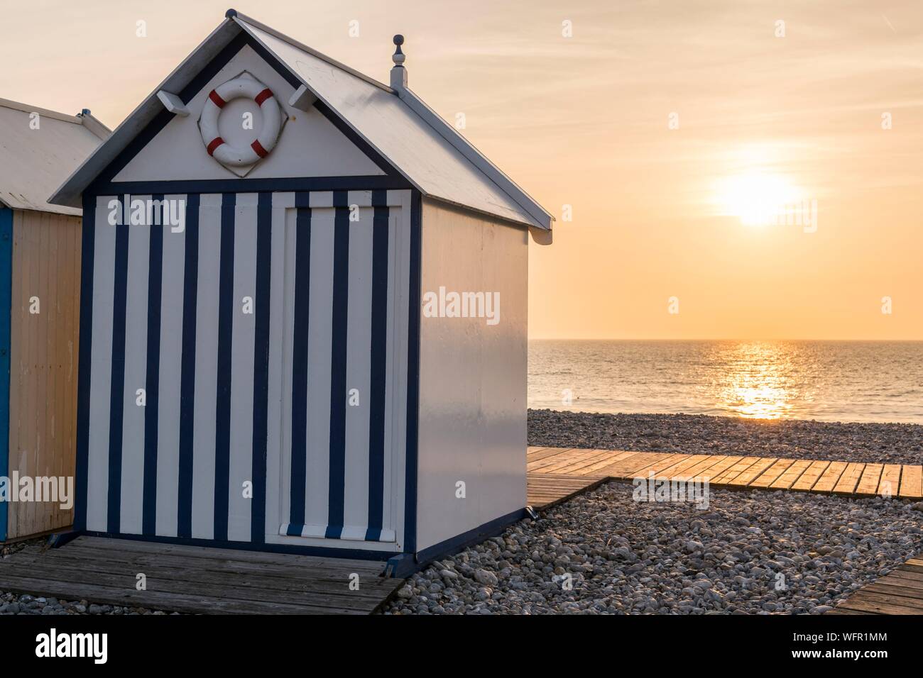 France, Somme, Cayeux sur Mer, les cabines de plage sur la promenade la plus longue en Europe Banque D'Images