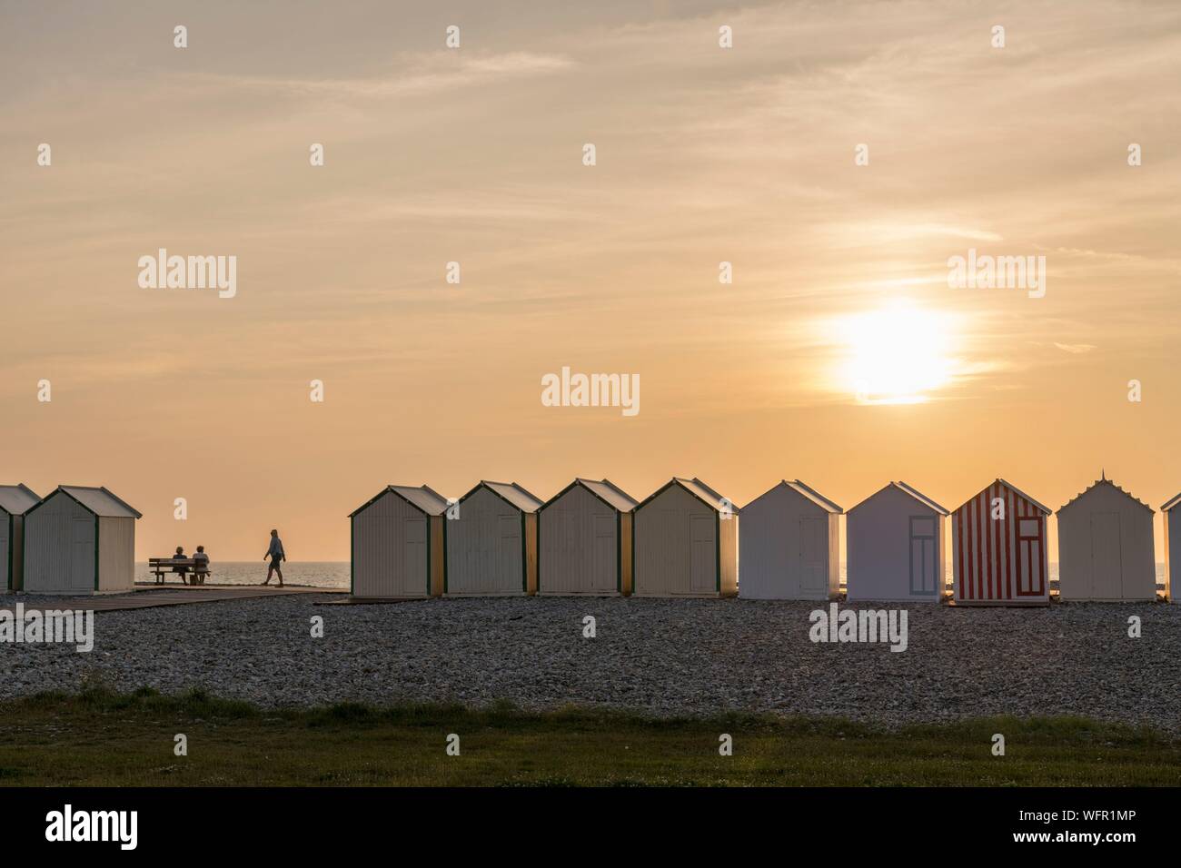 France, Somme, Cayeux sur Mer, les cabines de plage sur la promenade la plus longue en Europe Banque D'Images
