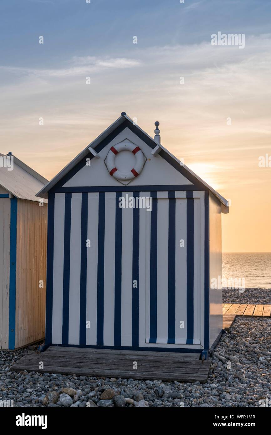 France, Somme, Cayeux sur Mer, les cabines de plage sur la promenade la plus longue en Europe Banque D'Images