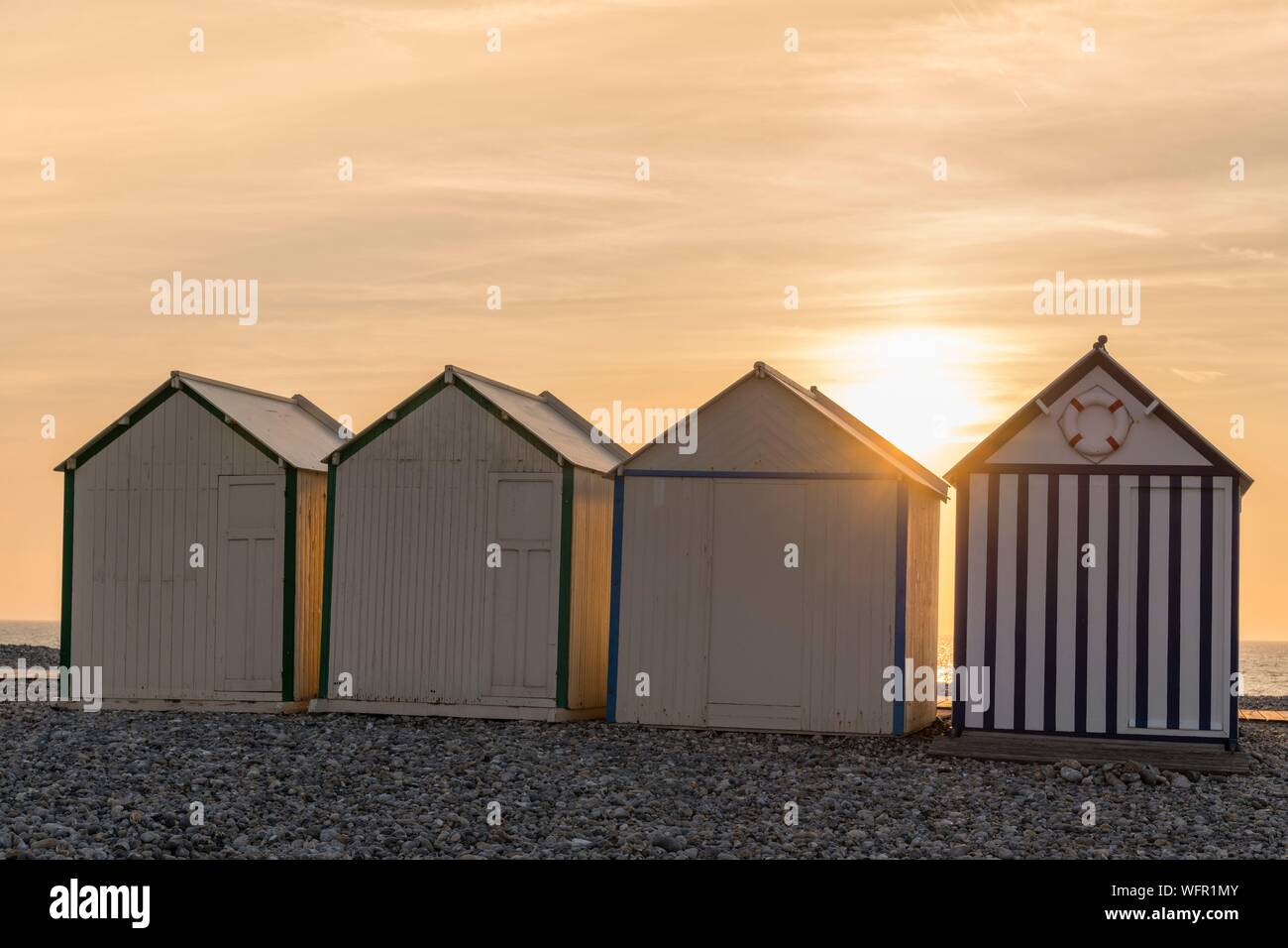 France, Somme, Cayeux sur Mer, les cabines de plage sur la promenade la plus longue en Europe Banque D'Images