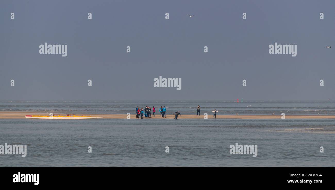 France, Picardie, Baie de Somme, Le Crotoy, indonésien et canots canoë kayak durant la marée haute, les bateaux sont à attendre que le flux et le mascaret à l'entrée de la baie et puis allez jusqu'a aidé par le fort courant, parfois accompagnés par les joints, certains ne leur bateau sur les bancs d'observer les oiseaux délogée par la marée Banque D'Images