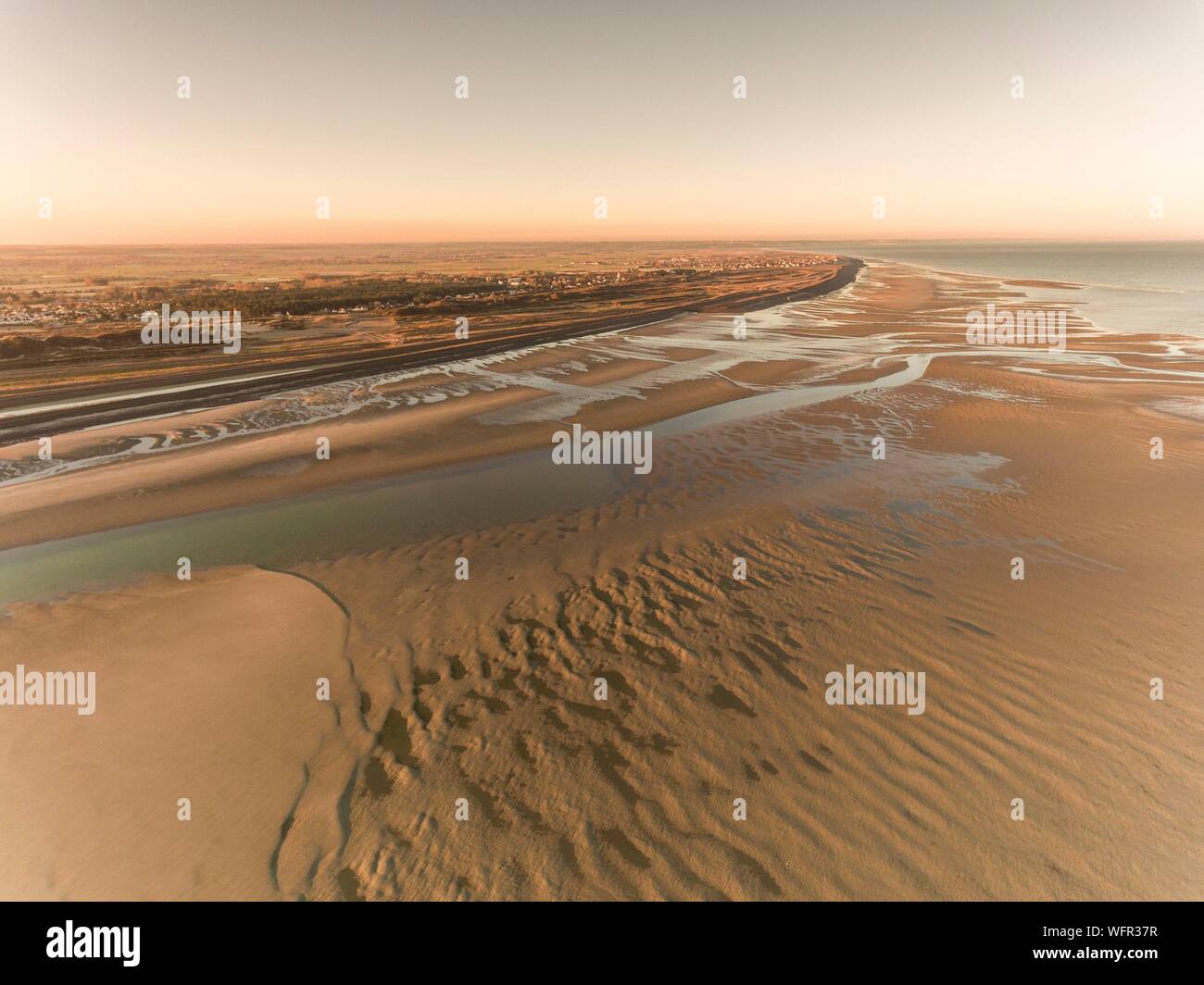 France, Picardie, Baie de Somme, de la Mollière d'Aval, vol au dessus de la Baie de Somme, près de Cayeux sur Mer, ici le littoral se compose de la corde de galets qui s'étend jusqu'à la falaise d'Ault et les bancs de sable à marée basse, jusqu'à afficher Banque D'Images