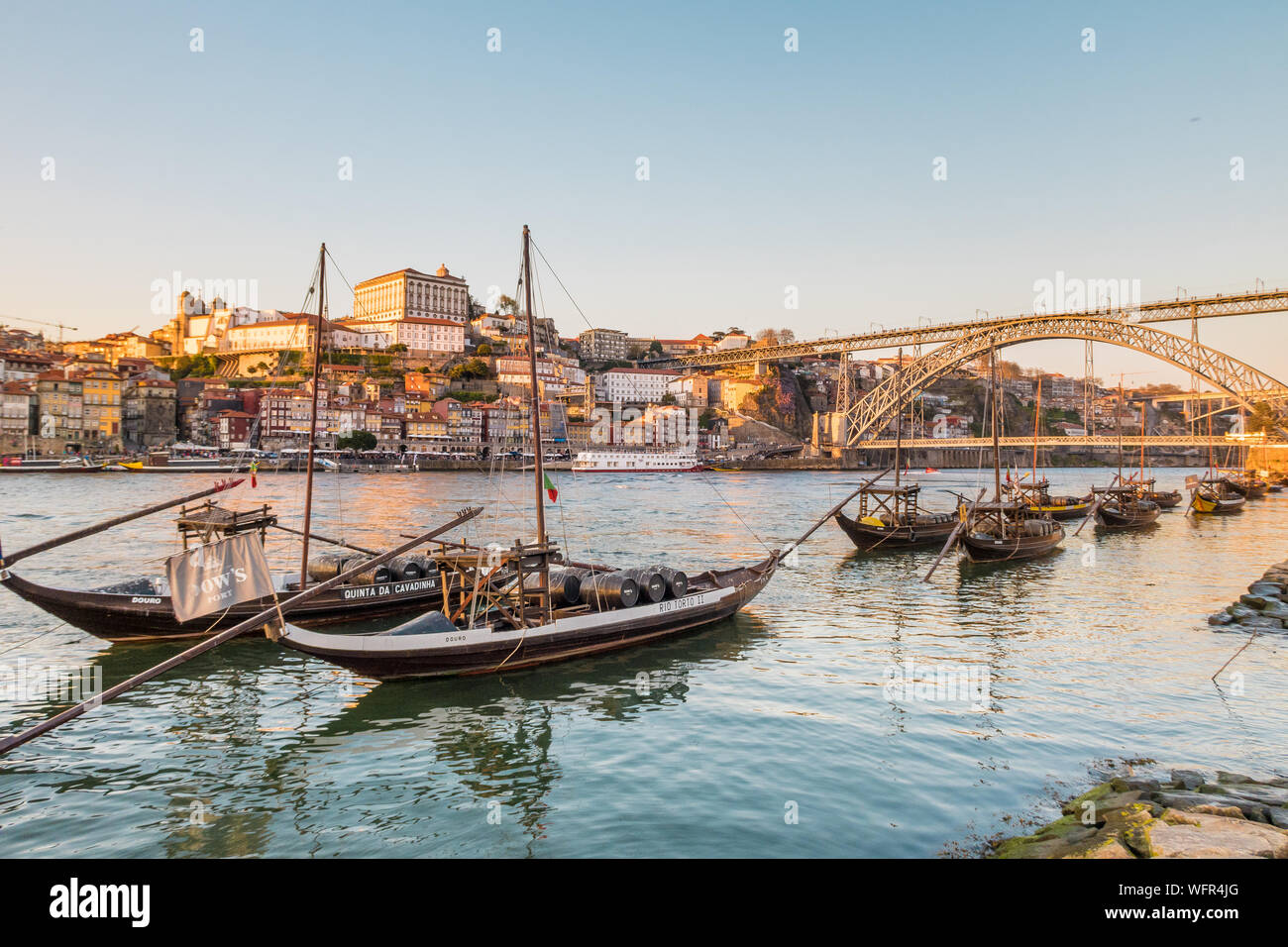 Coucher de soleil sur la rivière Duoro à Vila Nova de Gaia Portugal avec Pont Dom Luis dans l'arrière-plan Banque D'Images