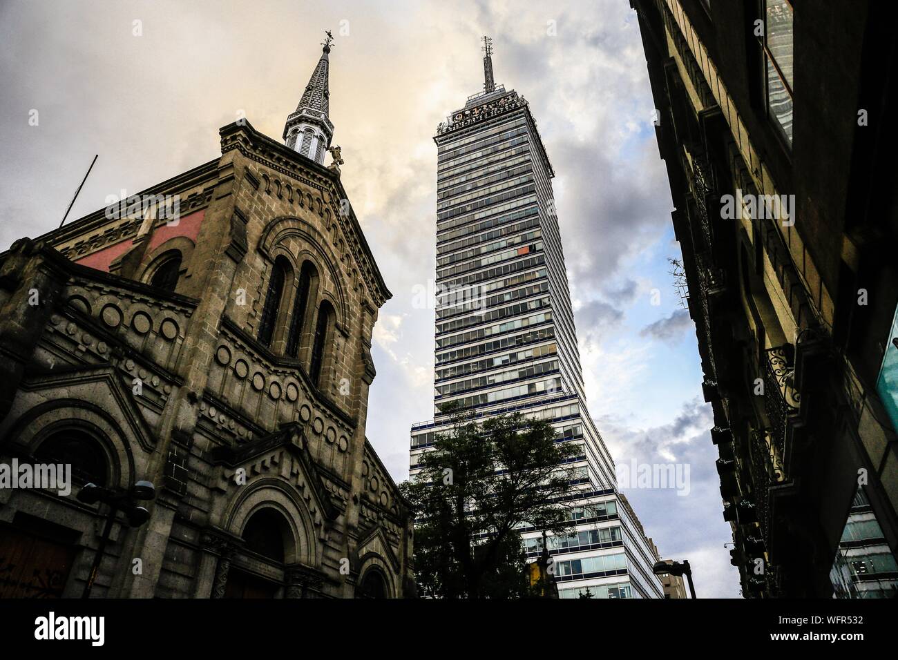 Gratte-ciel Torre Latinoamericana, dans la ville de Mexico, situé à l'angle de Francisco I. Madero Street et l'axe central Lázaro Cárdenas. Zocalo ou centre historique. Vu contre la lumière et le coucher du soleil. Bâtiment emblématique, règle électronique, hauteur, haut, de la construction, de l'Amérique latine, d'Amérique latine, de l'architecture. bureaux, point de vue, les musées et attractions touristiques, tour de l'Amérique latine © (© Photo : LuisGutierrez NortePhoto.com) / Torre Latinoamericana, rascacielos en Ciudad de México, ubicado en la esquina de la calle Francisco I. Madero y el eje central Lázaro Cárdenas. Zocalo o centro Histirico vist. Banque D'Images