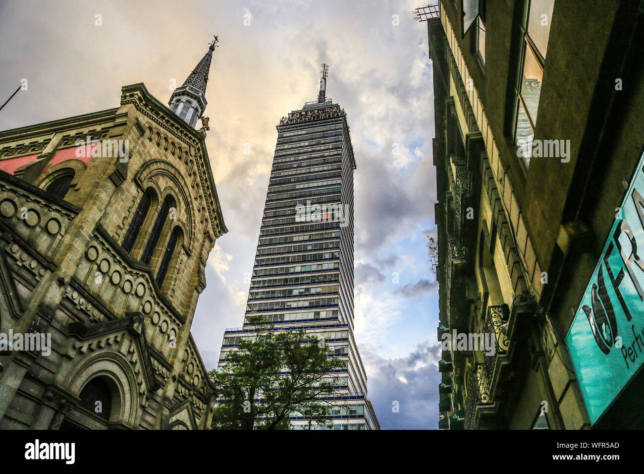 Gratte-ciel Torre Latinoamericana, dans la ville de Mexico, situé à l'angle de Francisco I. Madero Street et l'axe central Lázaro Cárdenas. Zocalo ou centre historique. Vu contre la lumière et le coucher du soleil. Bâtiment emblématique, règle électronique, hauteur, haut, de la construction, de l'Amérique latine, d'Amérique latine, de l'architecture. bureaux, point de vue, les musées et attractions touristiques, tour de l'Amérique latine © (© Photo : LuisGutierrez NortePhoto.com) / Torre Latinoamericana, rascacielos en Ciudad de México, ubicado en la esquina de la calle Francisco I. Madero y el eje central Lázaro Cárdenas. Zocalo o centro Histirico vist. Banque D'Images