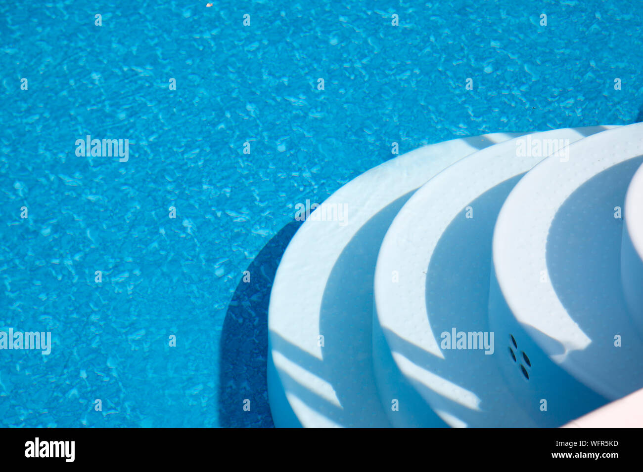Plancher sous-marine et blanc escalier dans une piscine privée dans la chaleur Banque D'Images