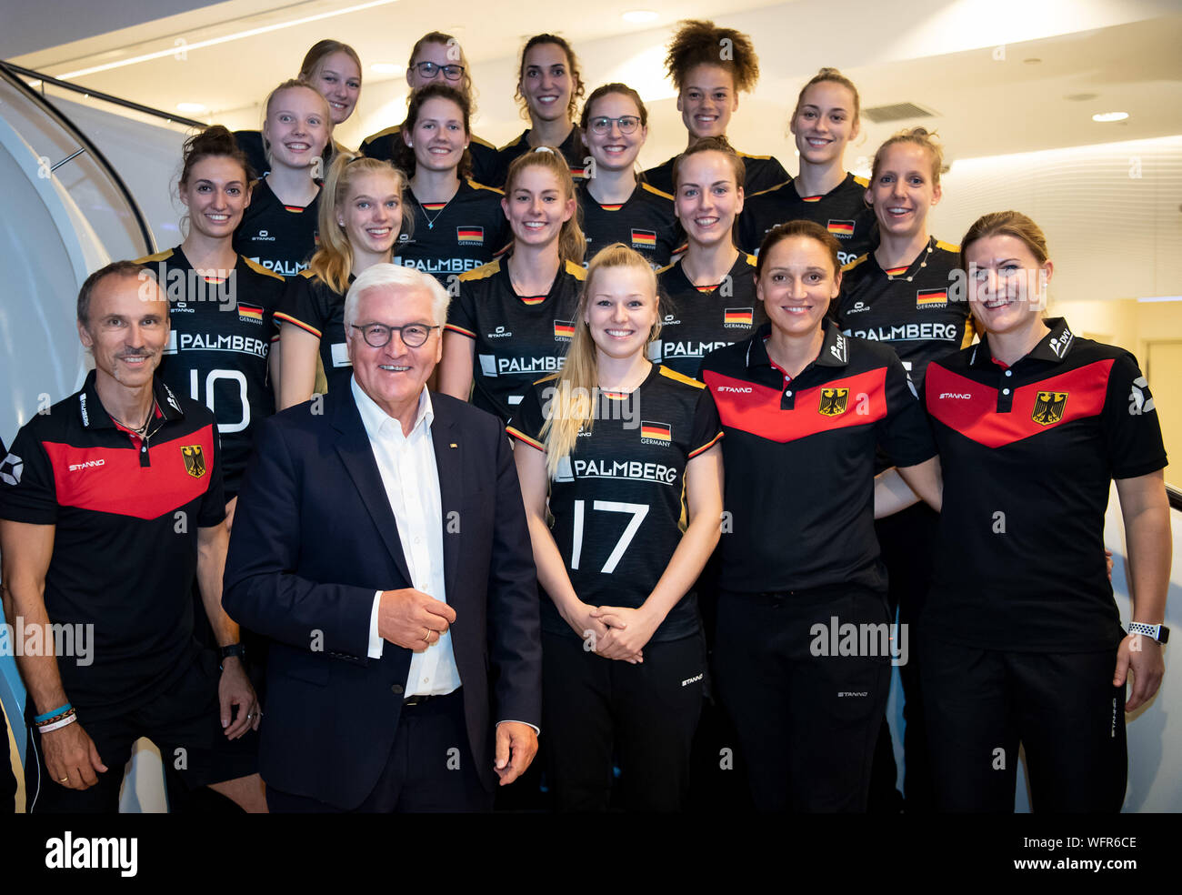 31 août 2019, Pologne, Lodz : Président fédéral Frank-Walter Steinmeier parle dans son hôtel à Lodz avec les membres de l'équipe féminine de volley-ball qui se trouvent être d'un séjour dans le même hôtel à Lodz pendant le championnat de volley-ball. Président fédéral Steinmeier et sa femme prennent part à la cérémonie de commémoration de l'centrale de la République de Pologne sur le 80e anniversaire du début de la Seconde Guerre mondiale. L'invasion allemande de la Pologne, et donc la seconde guerre mondiale, a commencé tôt le matin du 01.09.1939 avec l'attaque de bombardier en piqué allemand sur la ville de Wielun. P Banque D'Images