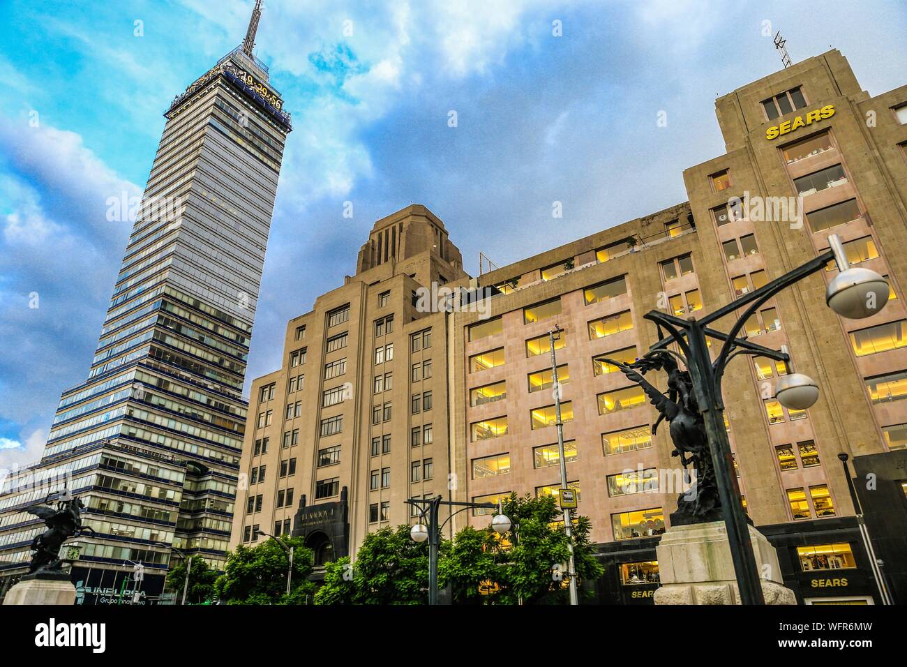 SEARS, Sears. Magasin Sears.Torre Latinoamericana, des gratte-ciel dans la ville de Mexico, situé à l'angle de Francisco I. Madero Street et l'axe central Lázaro Cárdenas. Zocalo ou centre historique. Vu contre la lumière et le coucher du soleil. Bâtiment emblématique, règle électronique, hauteur, haut, de la construction, de l'Amérique latine, d'Amérique latine, de l'architecture. bureaux, point de vue, les musées et attractions touristiques, tour de l'Amérique latine © (© Photo : LuisGutierrez NortePhoto.com) / Torre Latinoamericana, rascacielos en Ciudad de México, ubicado en la esquina de la calle Francisco I. Madero y el eje central Lázaro Cárdenas. Zocal Banque D'Images