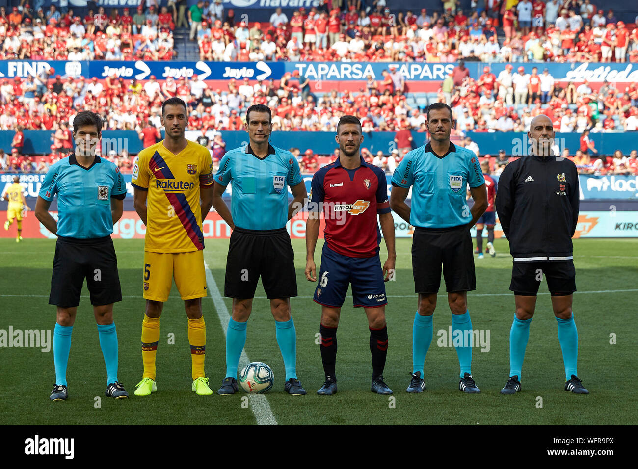 Les capitaines des deux équipes et les arbitres au cours de l'espagnol La Liga Santander, match entre Osasuna et le FC Barcelone au stade Sadar.(score final : CA Osasuna 2 - 2 FC Barcelone) Banque D'Images