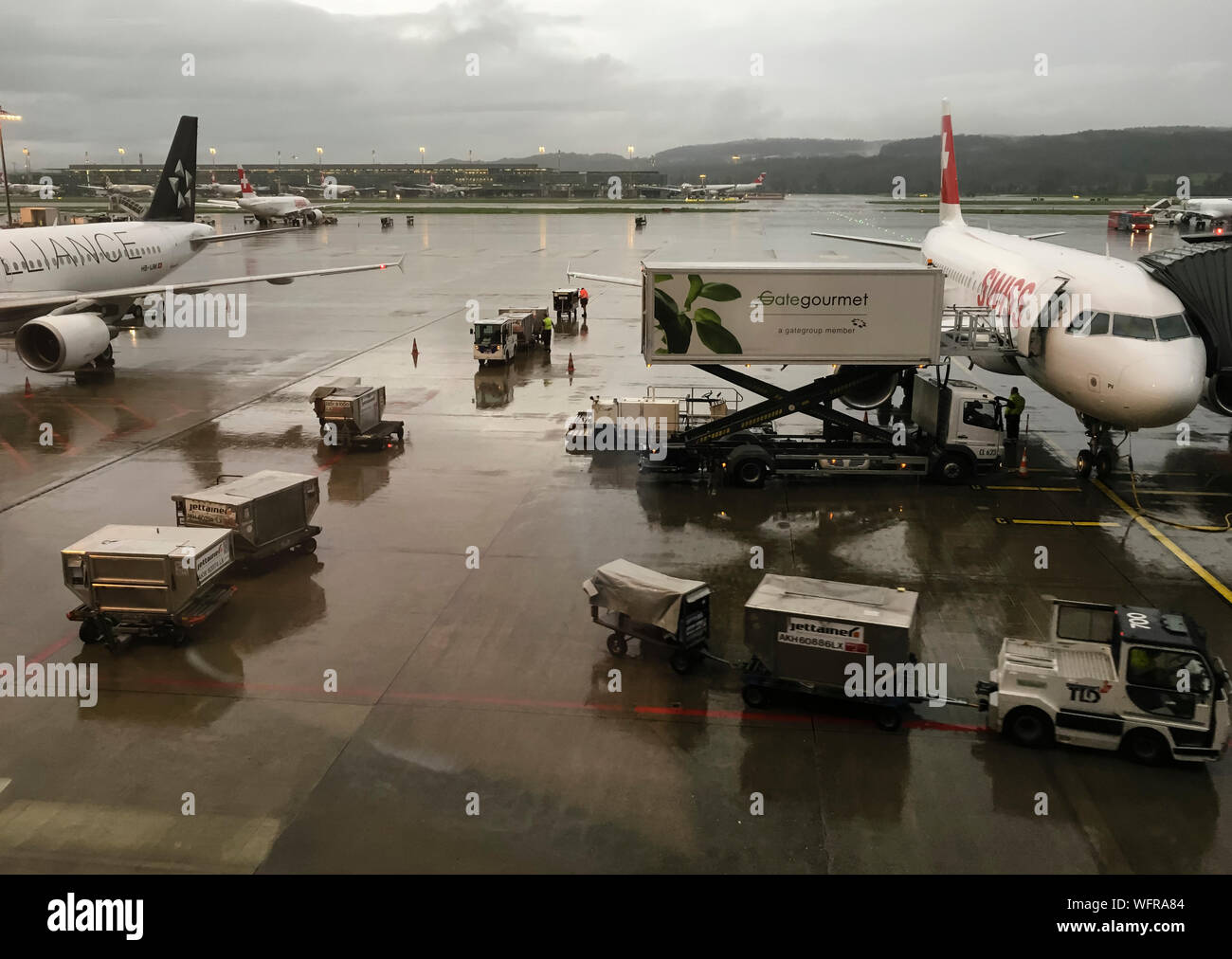 Zurich, Suisse - 19 août 2019 : un avion de passagers de Swiss est chargé avec les conteneurs de fret et de l'alimentation à partir de traiteur Gate Gourmet à l'aéroport de Zurich. Banque D'Images