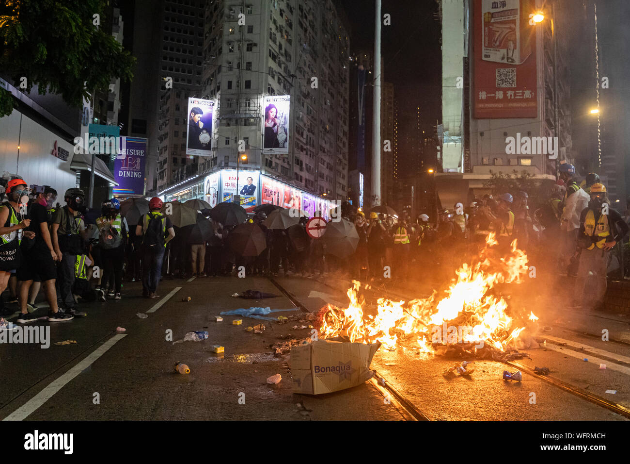 Une lumière manifestants colonne de feu en face de la police anti-émeute pour se défendre contre l'attaque d'un des camions avec un canon à eau pendant les protestations.Troubles à Hong Kong continuent alors que des milliers de manifestants ont pris part à un illégal ? Manifestation anti gouvernement. Des cocktails Molotov ont été lancés par les manifestants et la police a tiré de multiples rondes de balles en caoutchouc vers les manifestations. Banque D'Images