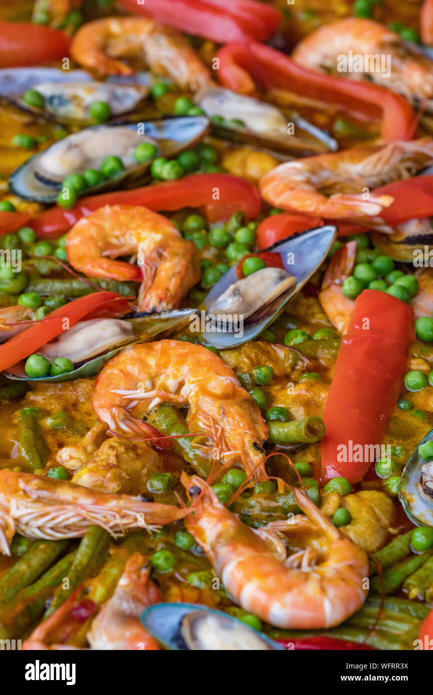 L'espagnol paella aux fruits de mer dans la poêle avec les moules, crevettes et légumes Banque D'Images