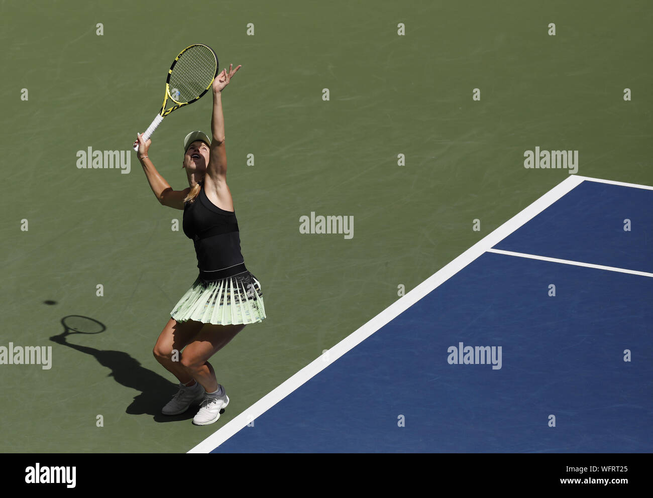 New York, USA. Août 31, 2019. Caroline Wozniacki de Danemark sert avant de perdre en 5 sets à Bianca Andreescu du Canada dans l'Arthur Ashe Stadium à l'US Open 2019 Tennis Championships à l'USTA Billie Jean King National Tennis Center le Samedi, 31 août, 2019 à New York. Credit : UPI/Alamy Live News Banque D'Images