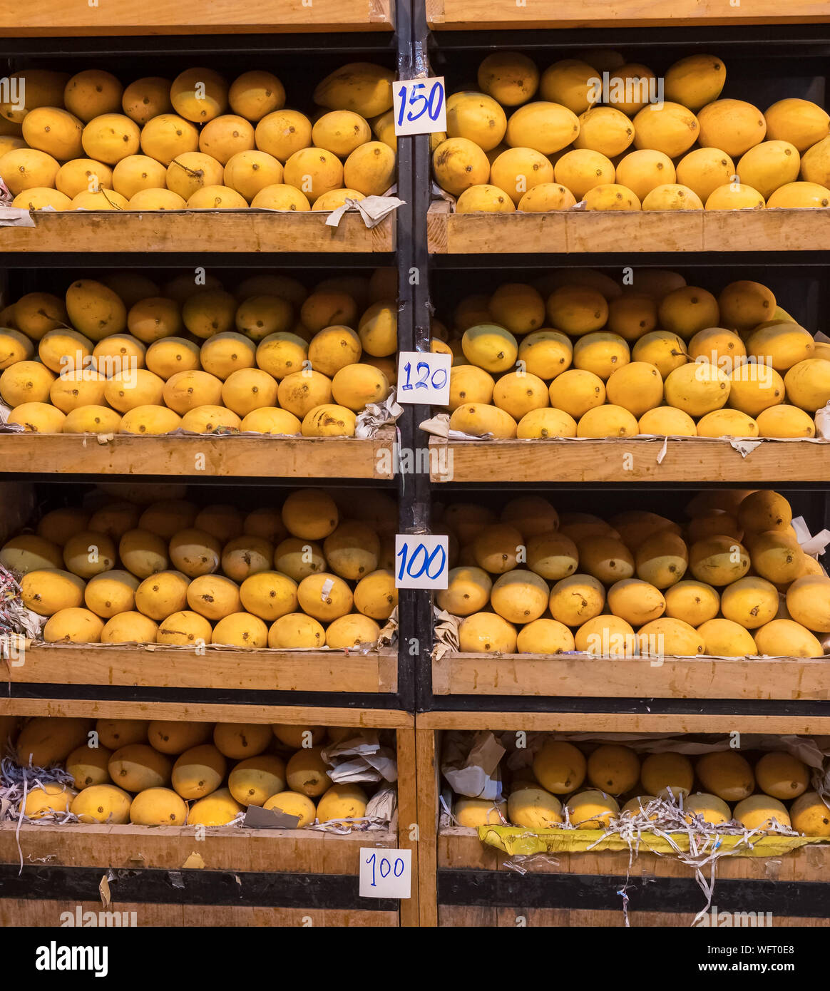Pile de jaune douce Thai mango Mamuang arraché les noms affichés sur les fruits stall Kaew shop Banque D'Images