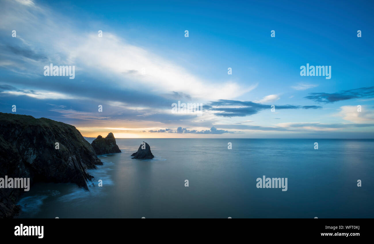 Coucher du soleil à Ceibwr Bay, Cardigan, Wales, UK Banque D'Images