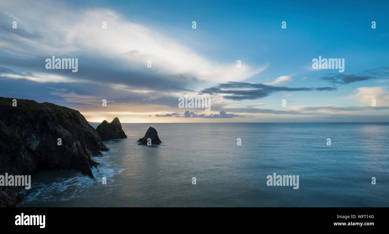 Coucher du soleil à Ceibwr Bay, Cardigan, Wales, UK Banque D'Images