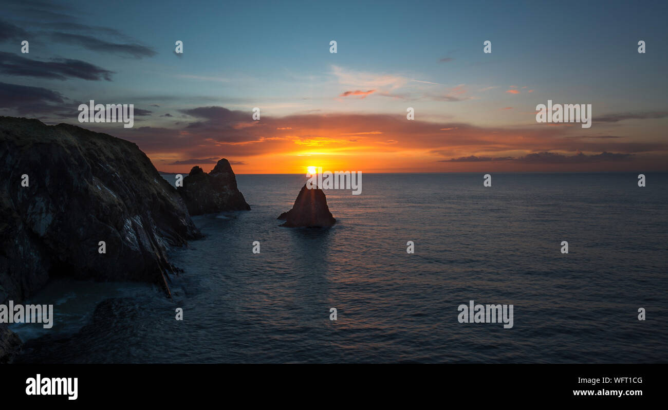 Coucher du soleil à Ceibwr Bay, Cardigan, Wales, UK Banque D'Images