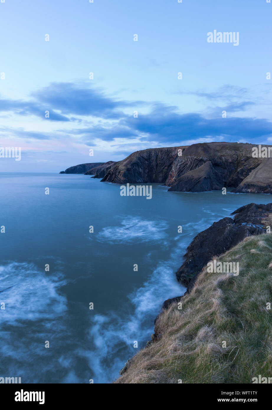 Coucher du soleil à Ceibwr Bay, Cardigan, Wales, UK Banque D'Images