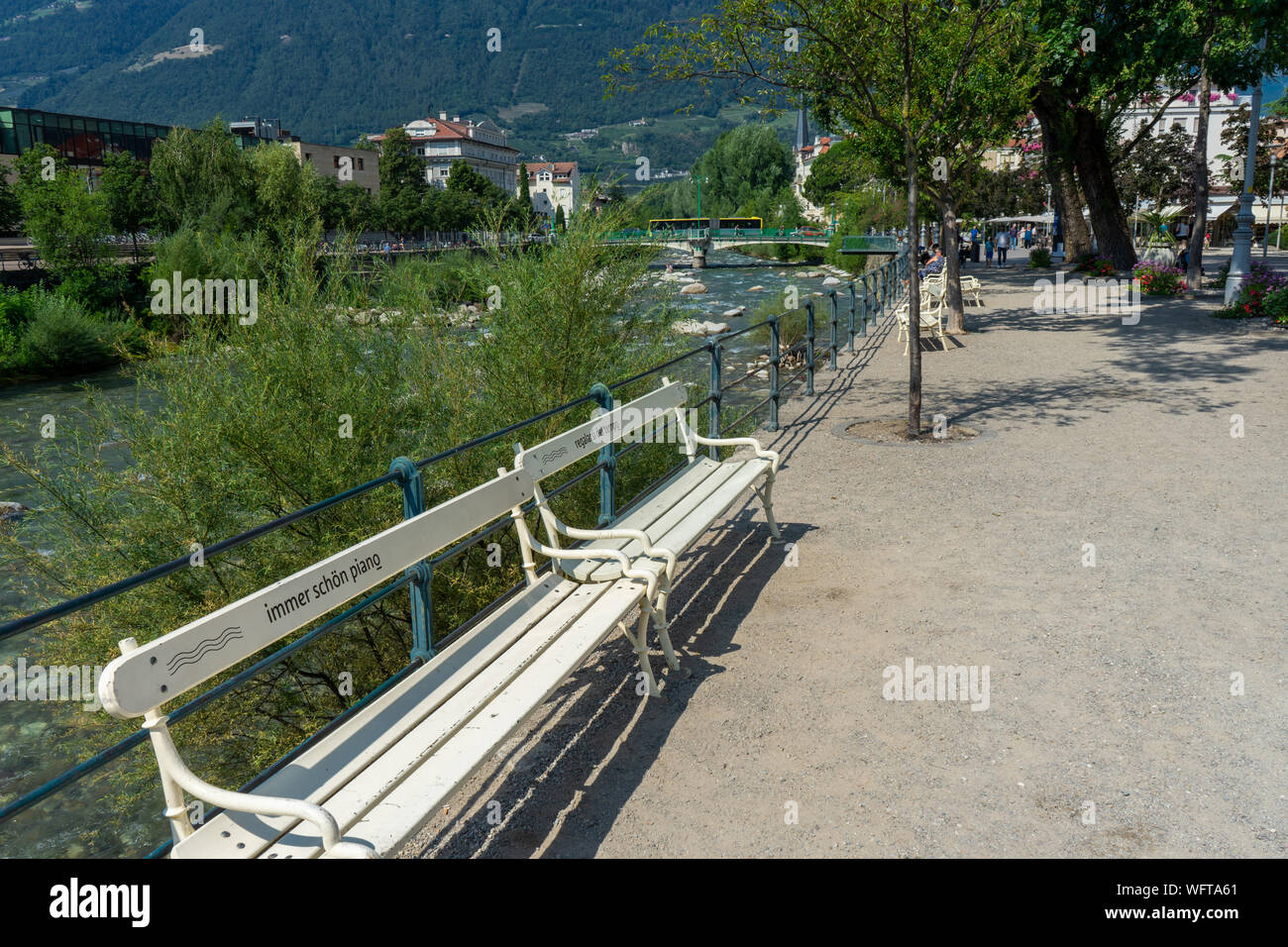 Balade à travers le centre de TMerano Passirio, marcher le long de Banque D'Images