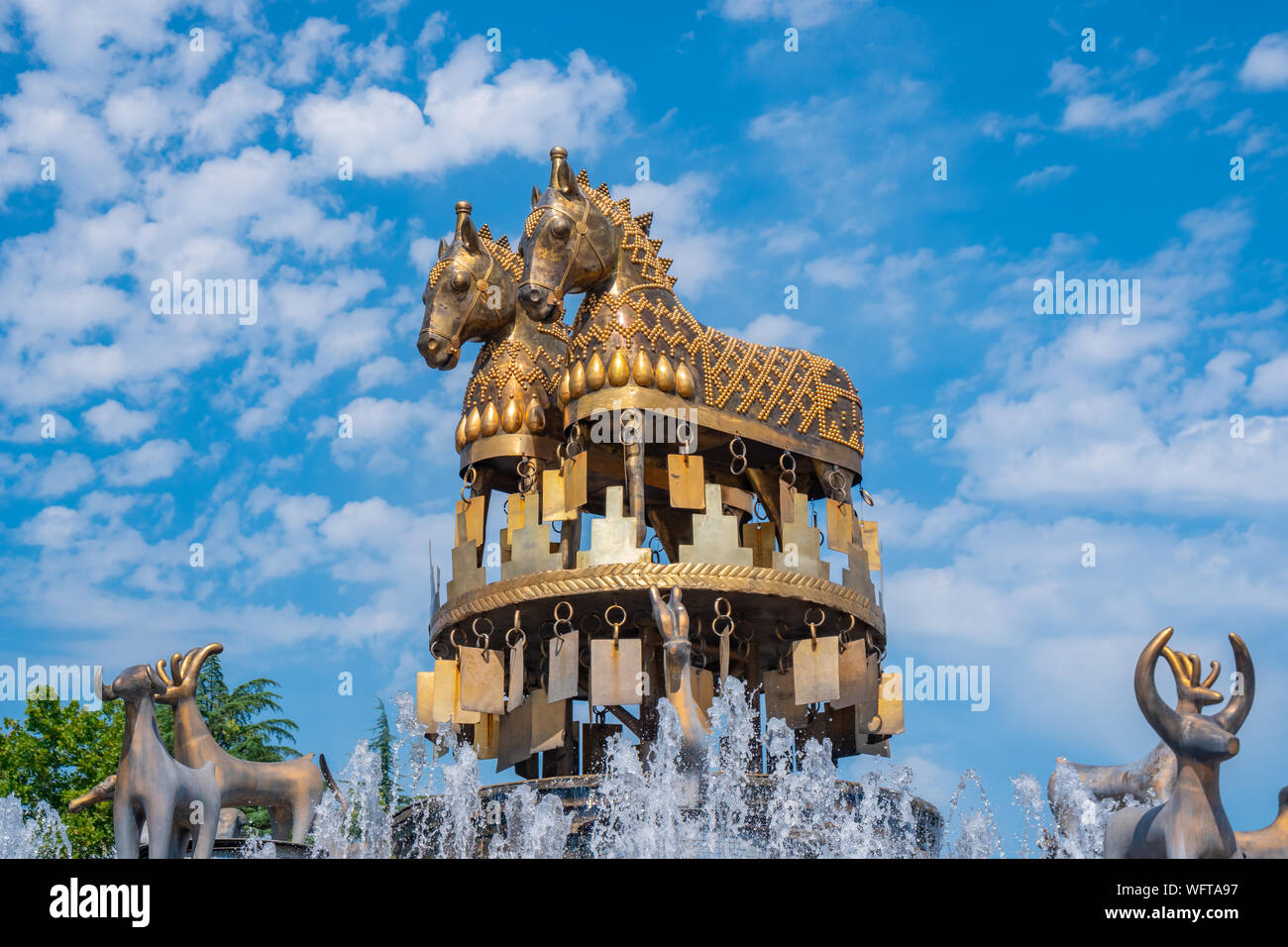 Kutaisi, Géorgie - 21.08.2019 : Avis de golden horses sur Colchis Fontaine dans le centre de Kutaisi. Les voyages. Banque D'Images