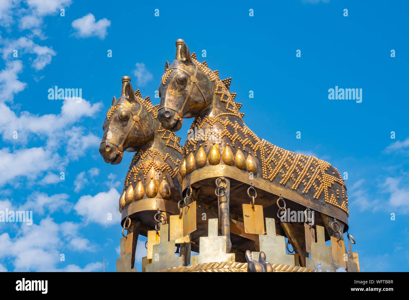 Kutaisi, Géorgie - 21.08.2019 : Avis de golden horses sur Colchis Fontaine dans le centre de Kutaisi. Les voyages. Banque D'Images