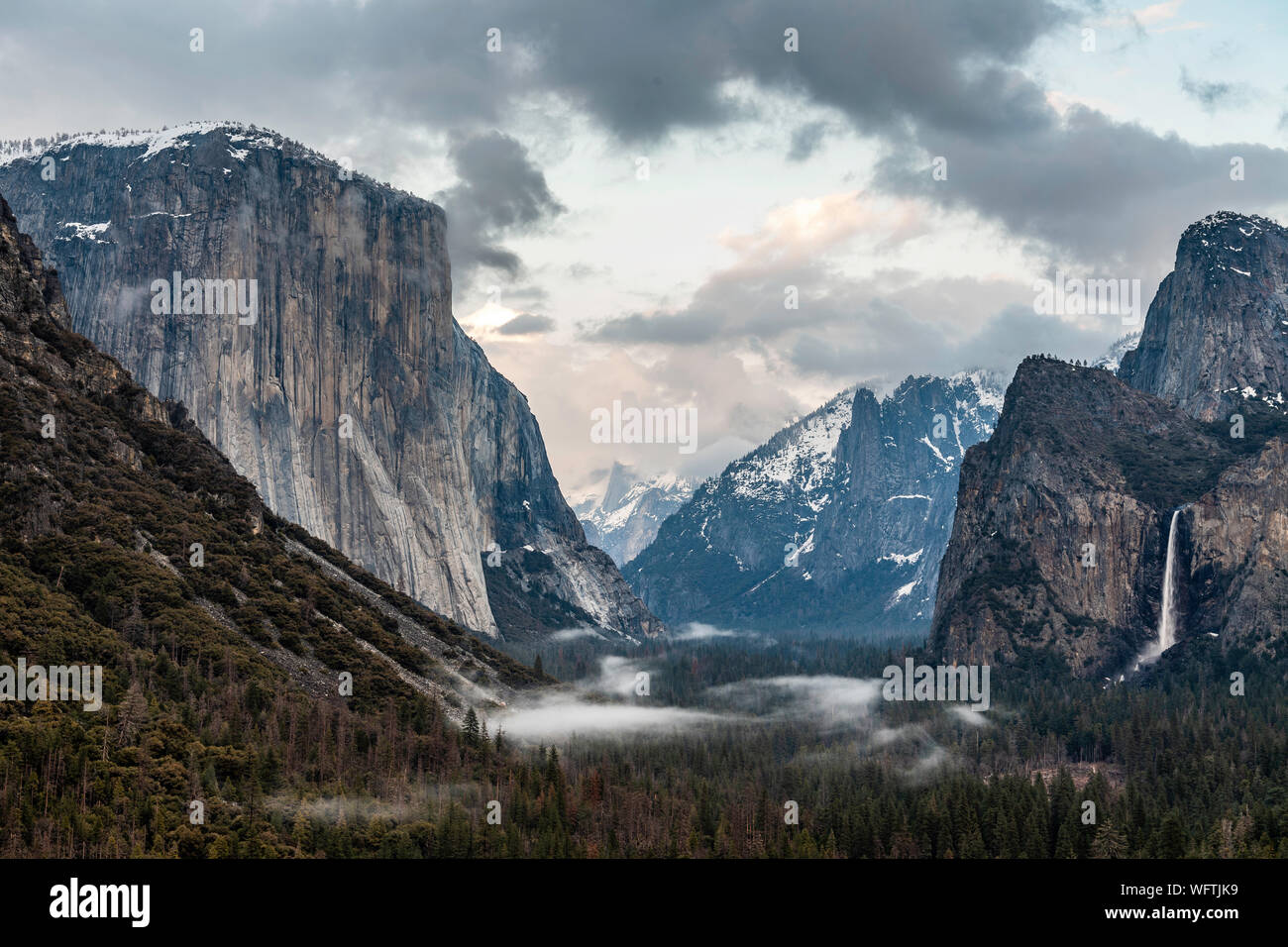 Avis de Yosemite National Park à partir de la vue de tunnel Banque D'Images