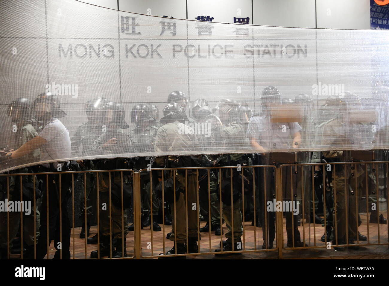 Hong Kong, Chine. Août 31, 2019. 31 août 2019. Hong Kong manifestations anti Projet de loi sur l'Extradition. Après une journée de violents affrontements avec la police de nombreux habitants en colère entouré Mong Kok de police pour montrer leur colère envers la police fait ce jour Crédit : David Coulson/Alamy Live News Banque D'Images