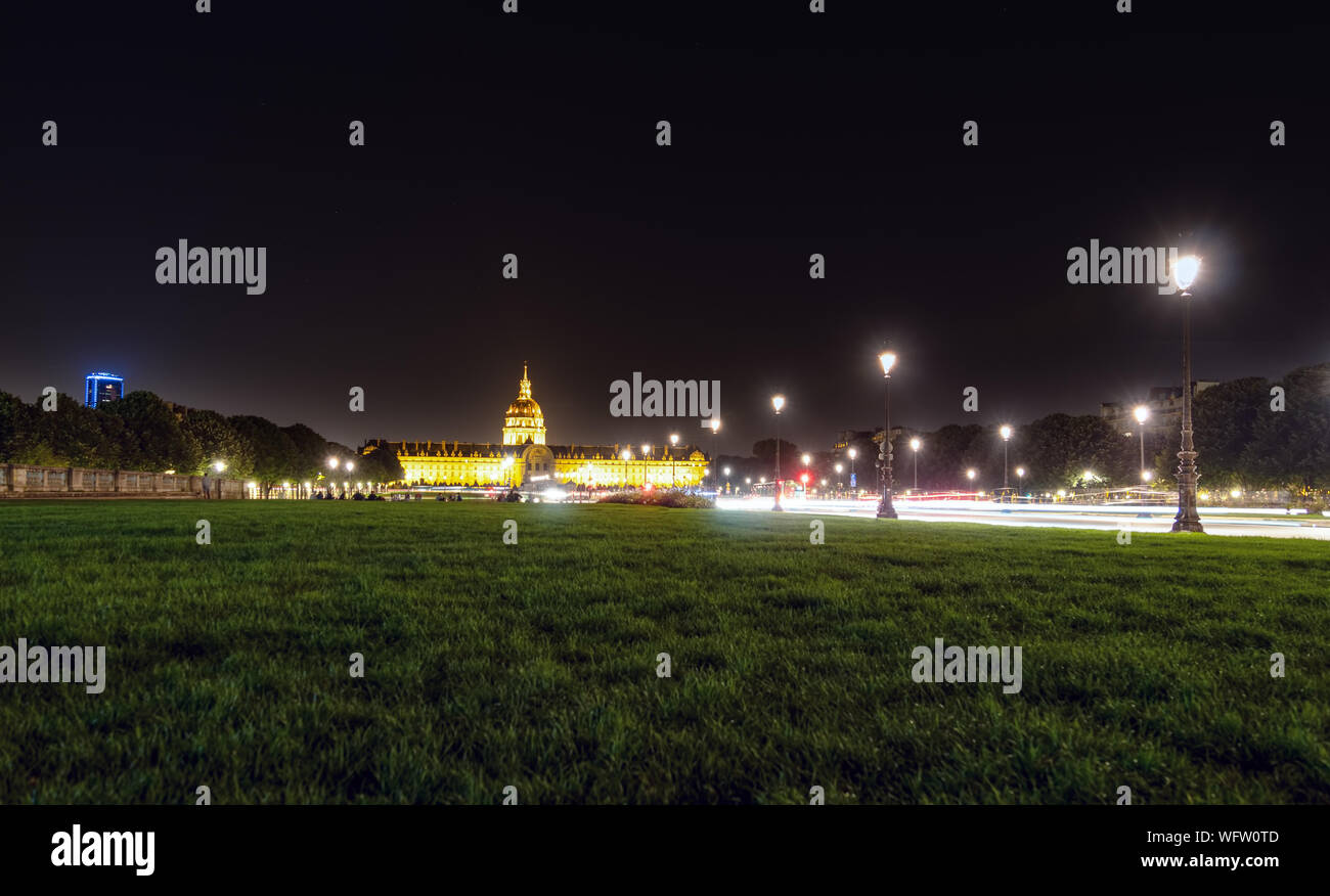 Esplanade des Invalides dans la nuit - Paris, France Banque D'Images