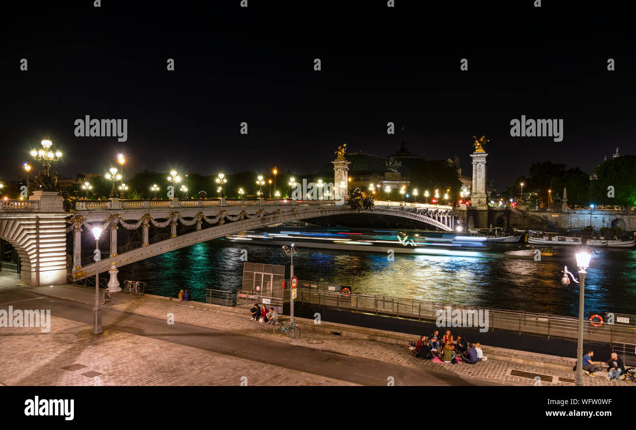 Pont Alexandre III à Paris la nuit Banque D'Images