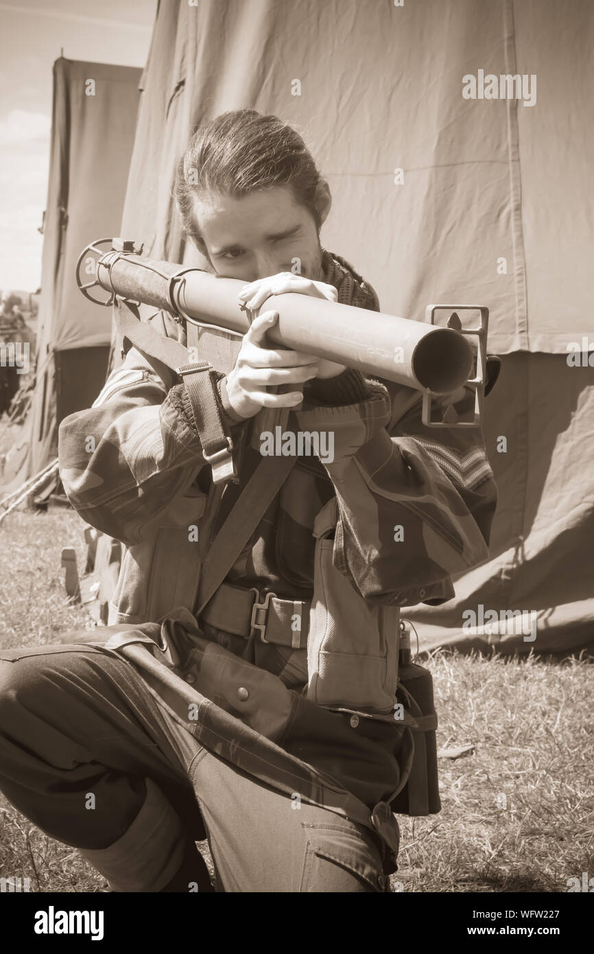 Le but de l'homme par l'intermédiaire de bazooka alors que accroupi sur  terrain par tente Photo Stock - Alamy