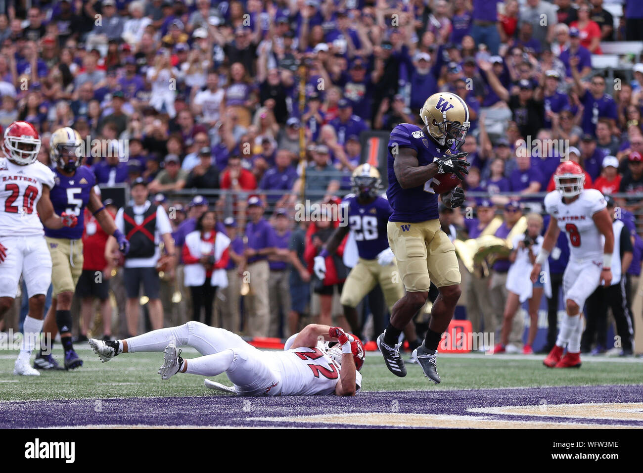 31 août 2019 : Washington Huskies wide receiver Aaron Fuller (2) traverse la ligne de but pour un touché lors d'un match entre l'Eastern Washington Eagles et Washington Huskies au champ d'Alaska Airlines au Husky Stadium à Seattle, WA. Sean Brown/CSM Banque D'Images