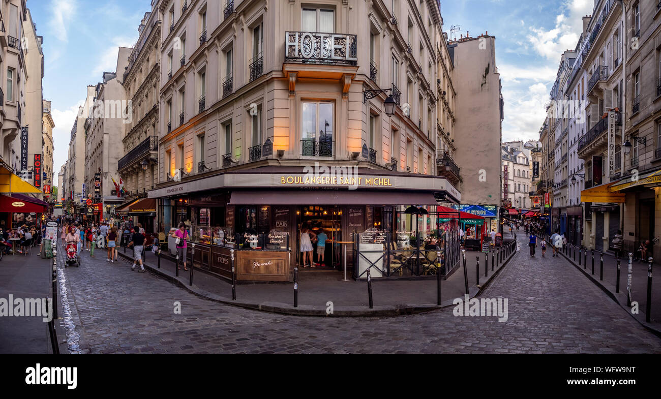 Paris, France - 1 août 2018 : Hôtel et boulangerie à l'intersection de la rue de la Huchette et Rue de la Harpe dans le quartier Saint Michel de Paris. Banque D'Images