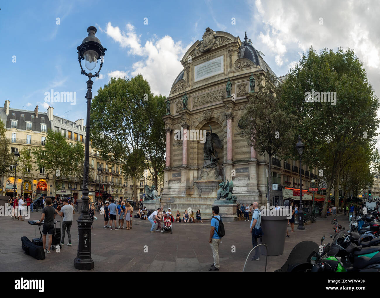 Paris, France - 1 août 2018 : Fontaine Saint-Michel au coeur de Paris France. La zone en face de la fontaine est un lieu de rencontre populaire pour Banque D'Images