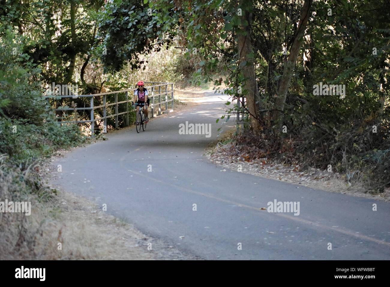 Piste cyclable le long de la scène à l'American River dans la région de Folsom, Californie Banque D'Images