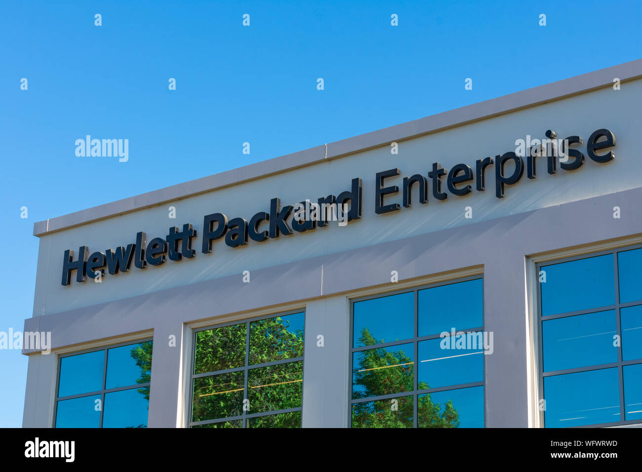 Hewlett Packard Enterprise HPE Nom de l'entreprise au sommet du bâtiment du campus dans la Silicon Valley Banque D'Images